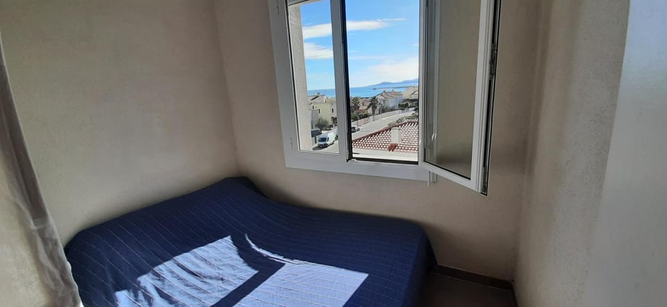 Bed, View (from property/room), Photo of the whole room, Bedroom