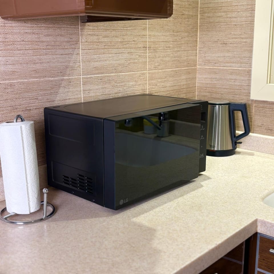 Coffee/tea facilities, microwave