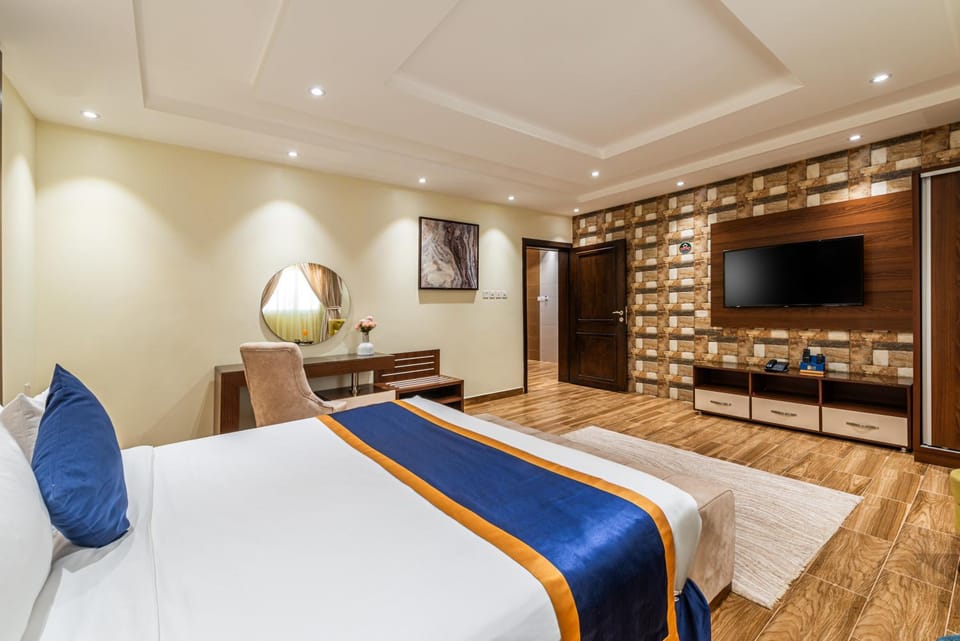 Bed, TV and multimedia, Photo of the whole room, Bedroom