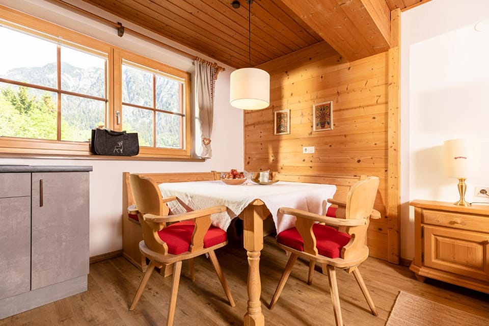 Decorative detail, Seating area, Dining area