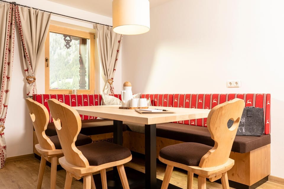 Decorative detail, Dining area