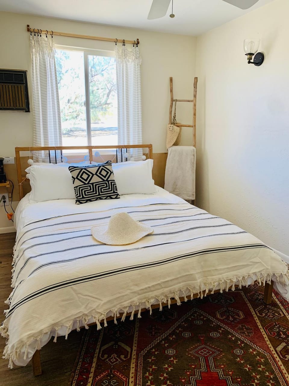 Bed, TV and multimedia, Bedroom