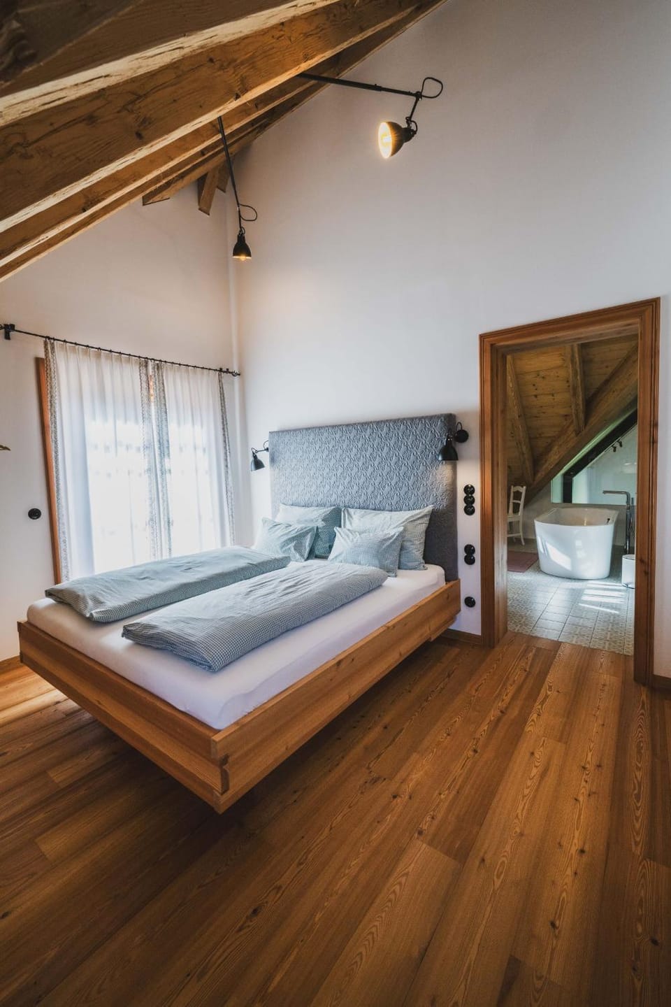 Bed, Photo of the whole room, Bedroom