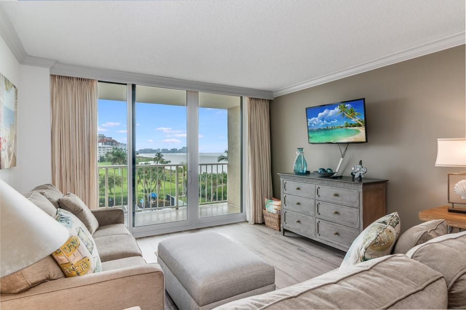 Updated 2 Bed Condo Offering Long Beach Views From Balcony Apartment in Marco Island