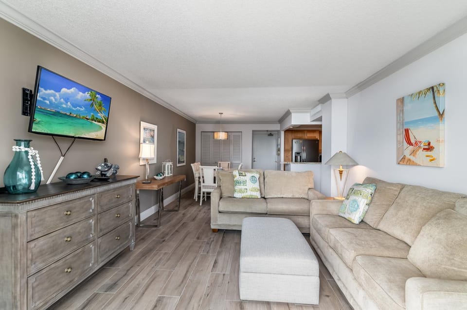 Updated 2 Bed Condo Offering Long Beach Views From Balcony Apartment in Marco Island