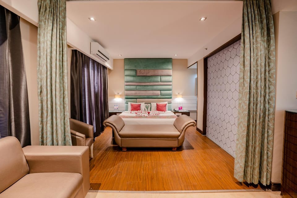 Photo of the whole room, Seating area