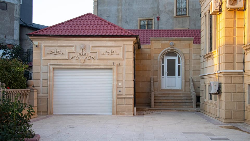 Property building, Facade/entrance, Day, Landmark view