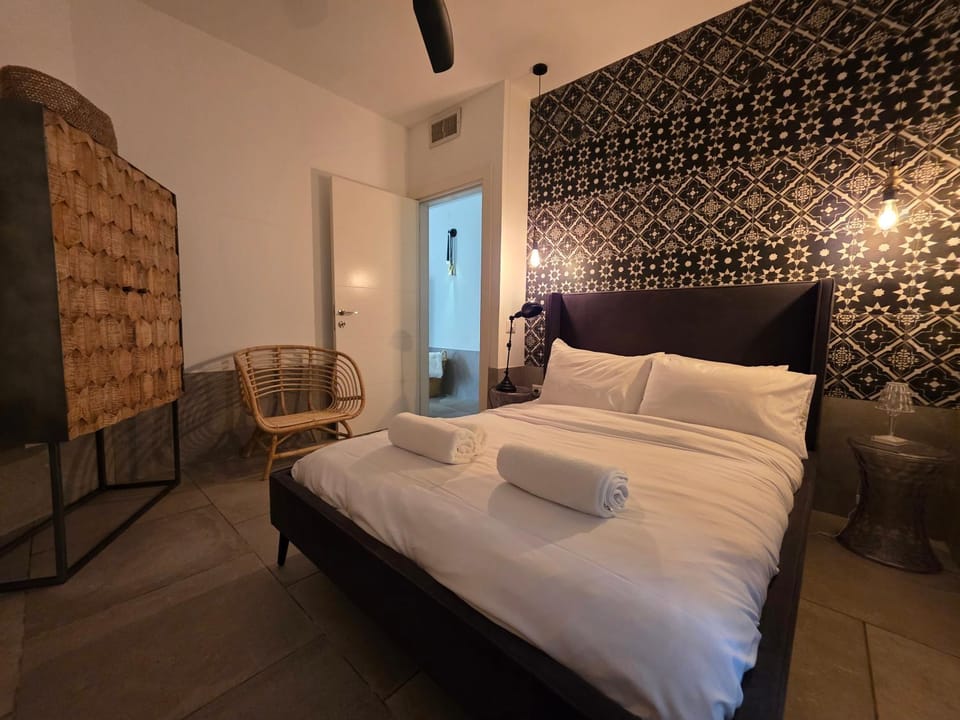 Bed, Decorative detail, Bedroom, towels