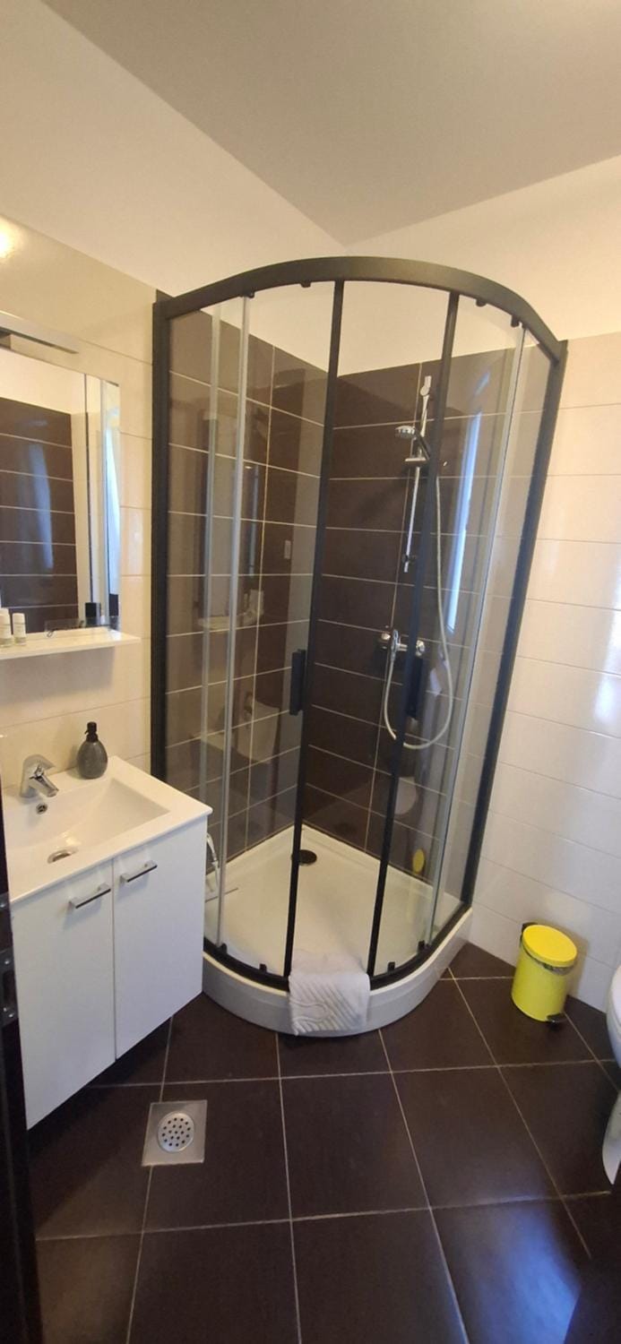 Shower, Bathroom, towels