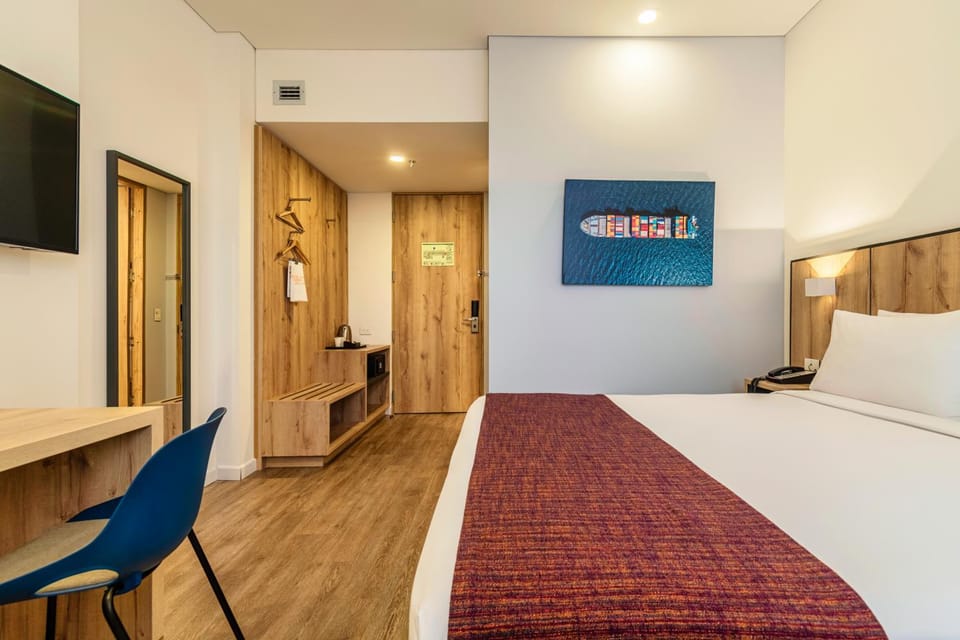 Bed, TV and multimedia, Photo of the whole room, Bedroom
