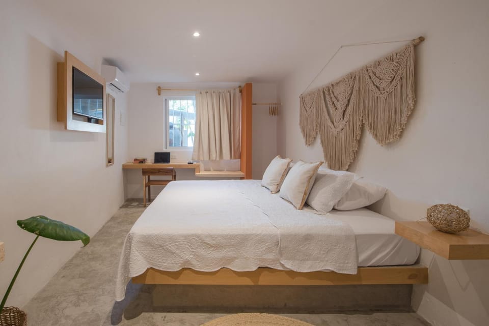Bed, TV and multimedia, Photo of the whole room, Bedroom