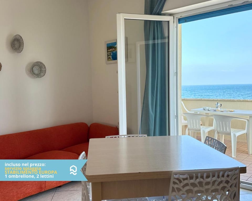 RS321 - Marcelli, trilocale fronte mare con spiaggia inclusa Apartment in Marcelli