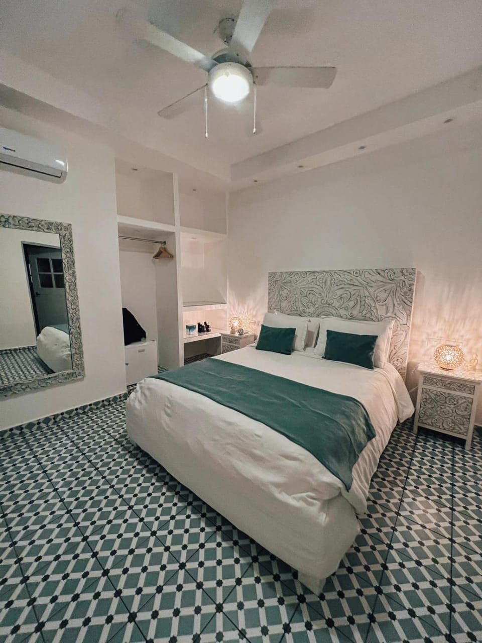 Photo of the whole room, Bedroom, wardrobe, air conditioner