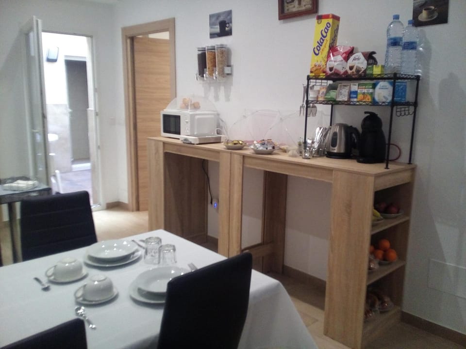 Coffee/tea facilities, Lounge or bar