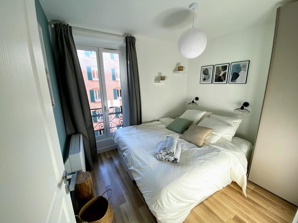 Bed, Photo of the whole room, Bedroom
