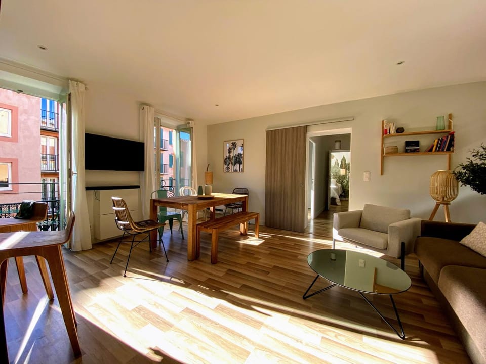 Living room, Seating area, Dining area
