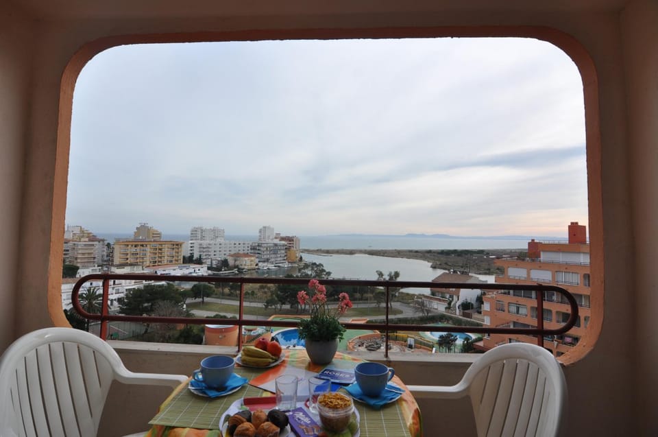 View (from property/room), Balcony/Terrace, Dining area, Sea view