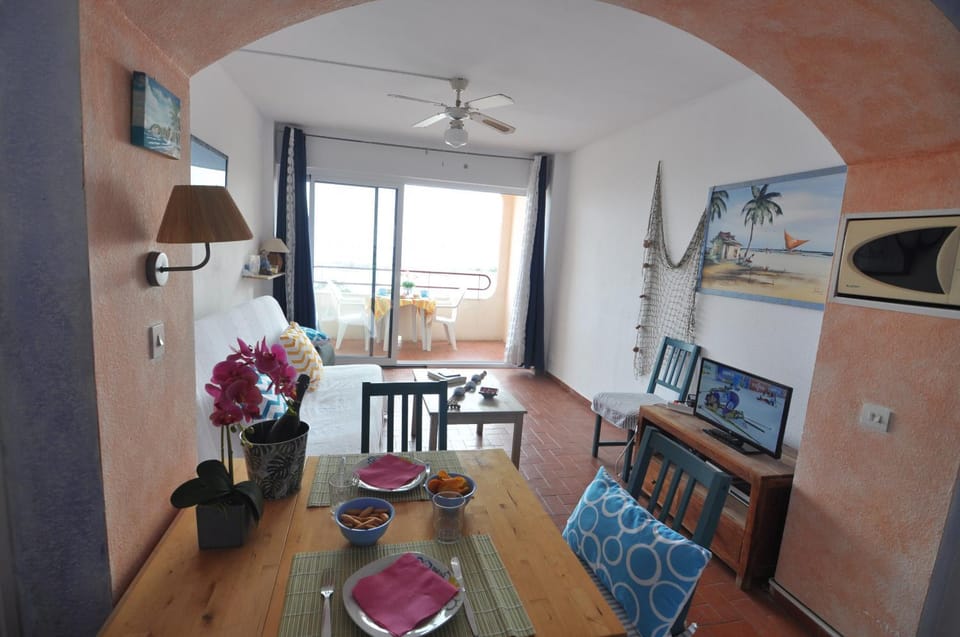 TV and multimedia, Living room, Dining area, fireplace