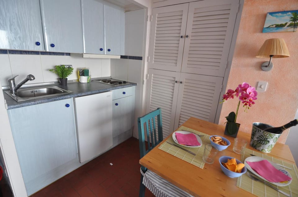 Kitchen or kitchenette, Dining area, stove