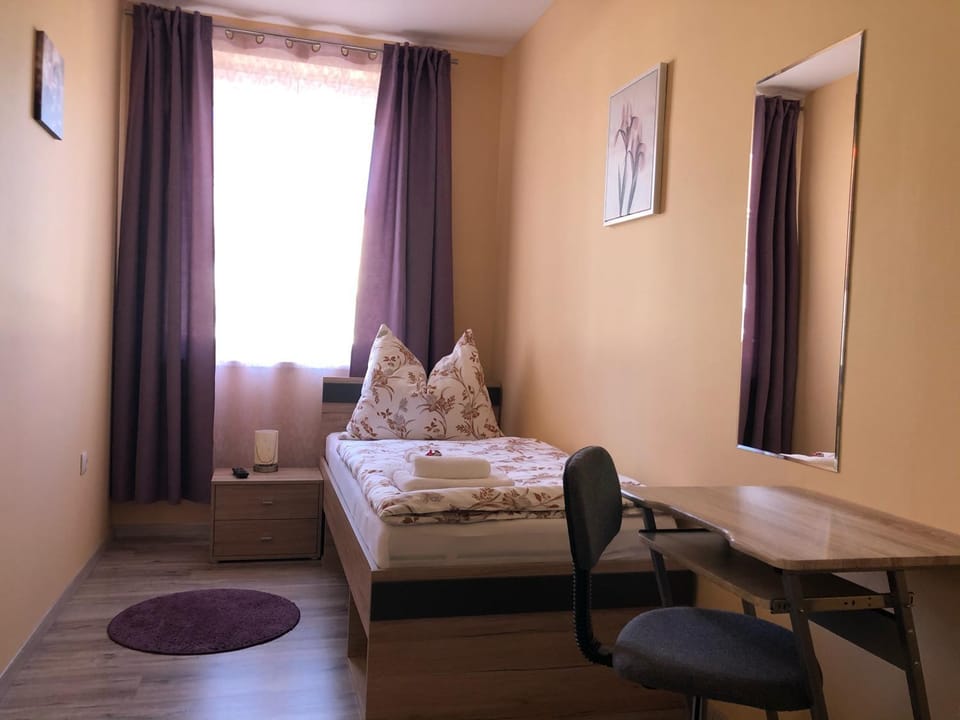 Bed, Photo of the whole room, Seating area, Bedroom