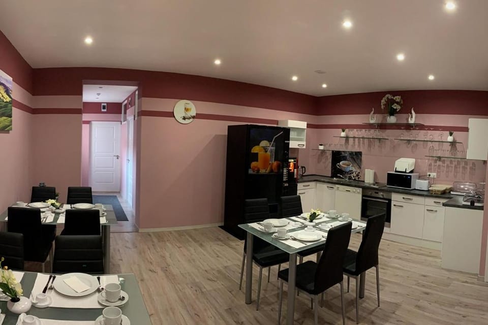 Restaurant/places to eat, Communal kitchen