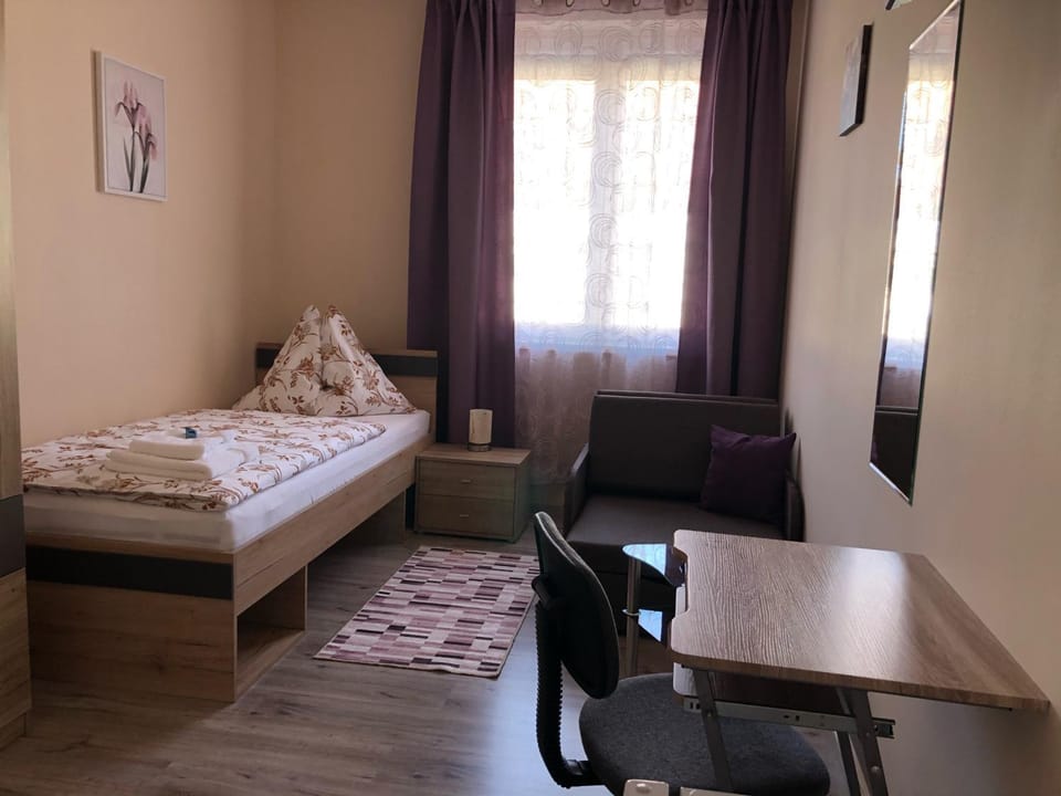 Bed, Photo of the whole room, Seating area