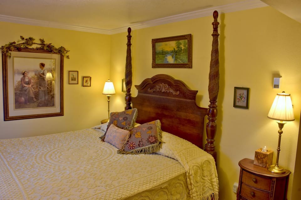 Big Yellow Inn Bed and Breakfast in Cedar City