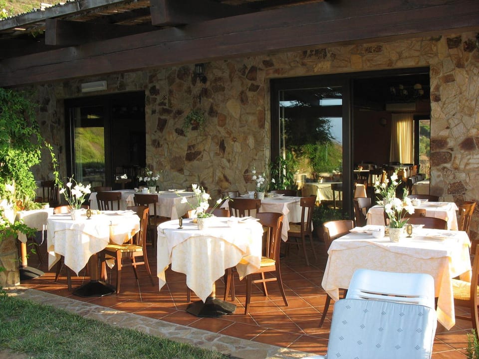 Restaurant/places to eat, Balcony/Terrace