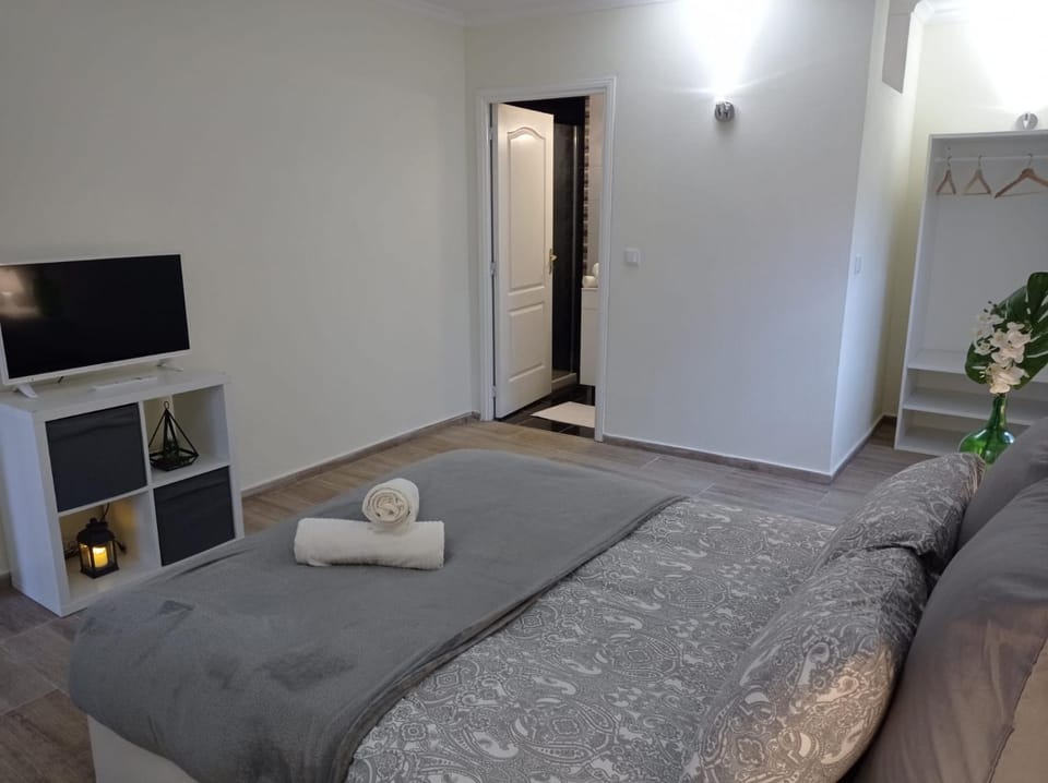 Bed, TV and multimedia, Photo of the whole room, Bedroom