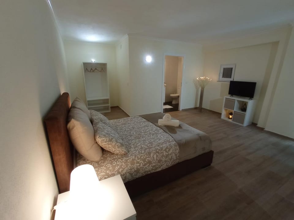 Bed, TV and multimedia, Photo of the whole room, Bedroom