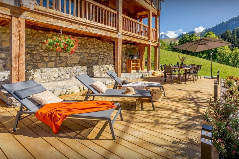 Property building, Spring, Day, Natural landscape, Garden, View (from property/room), Balcony/Terrace, Seating area, Dining area, Garden view, Mountain view, sunbed