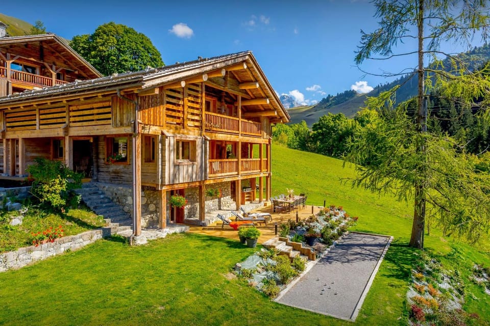 Property building, Spring, Day, Natural landscape, Garden, Balcony/Terrace, Dining area, Garden view, Mountain view
