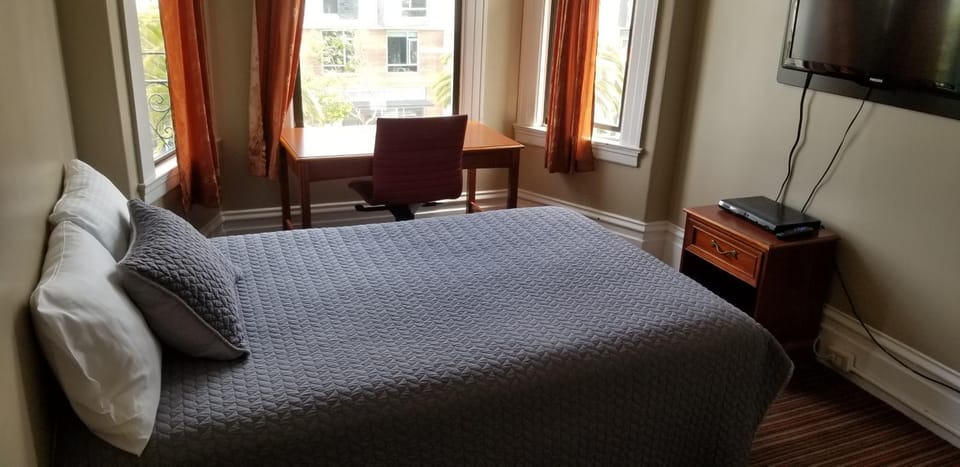 Bed, TV and multimedia, Photo of the whole room, Bedroom