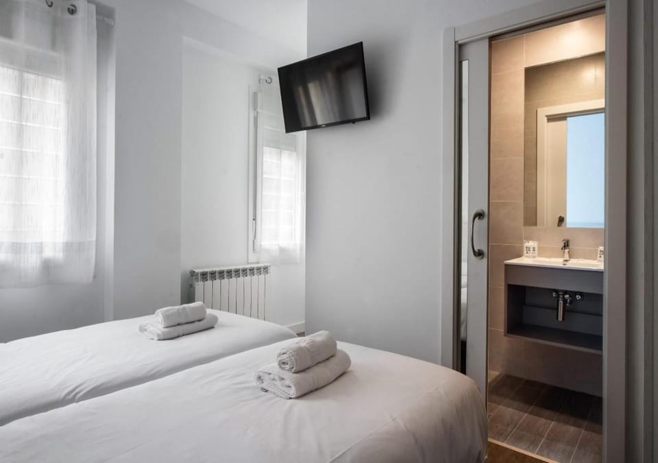 Bed, TV and multimedia, Bedroom