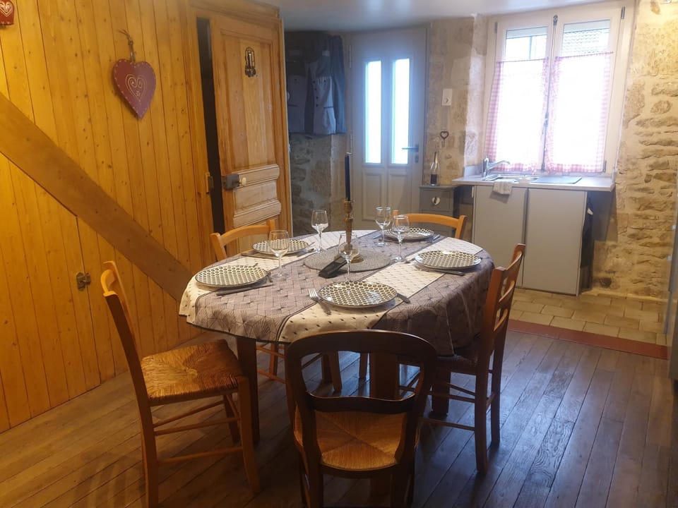 Kitchen or kitchenette, Dining area