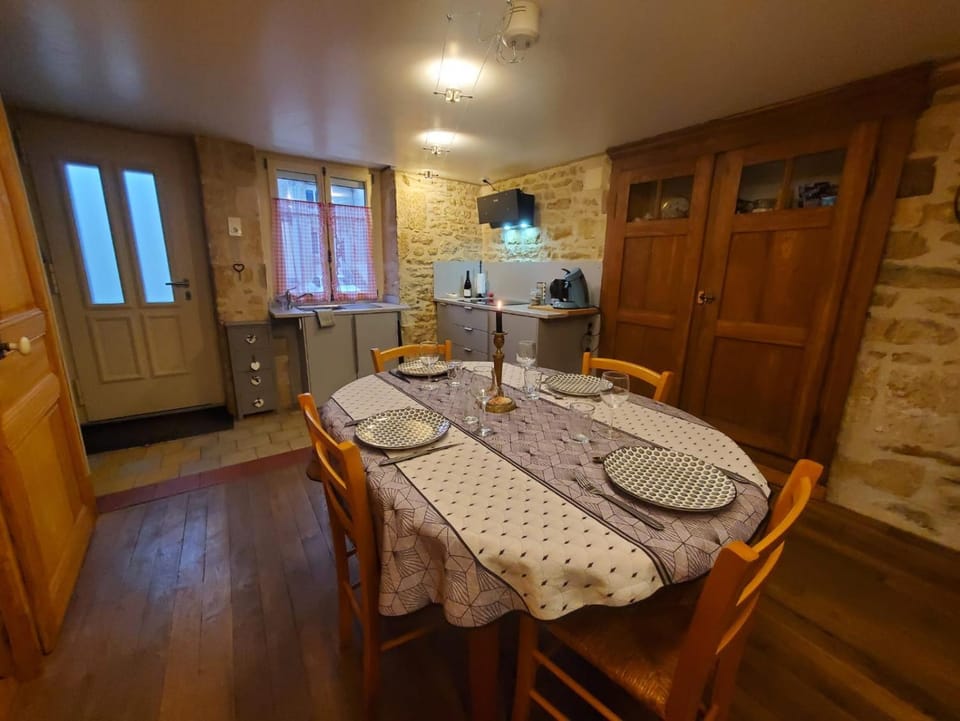 Kitchen or kitchenette, Dining area, minibar, oven, pet friendly, stove