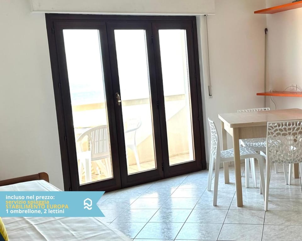 RS323 - Marcelli, bilocale fronte mare con spiaggia inclusa Apartment in Marcelli
