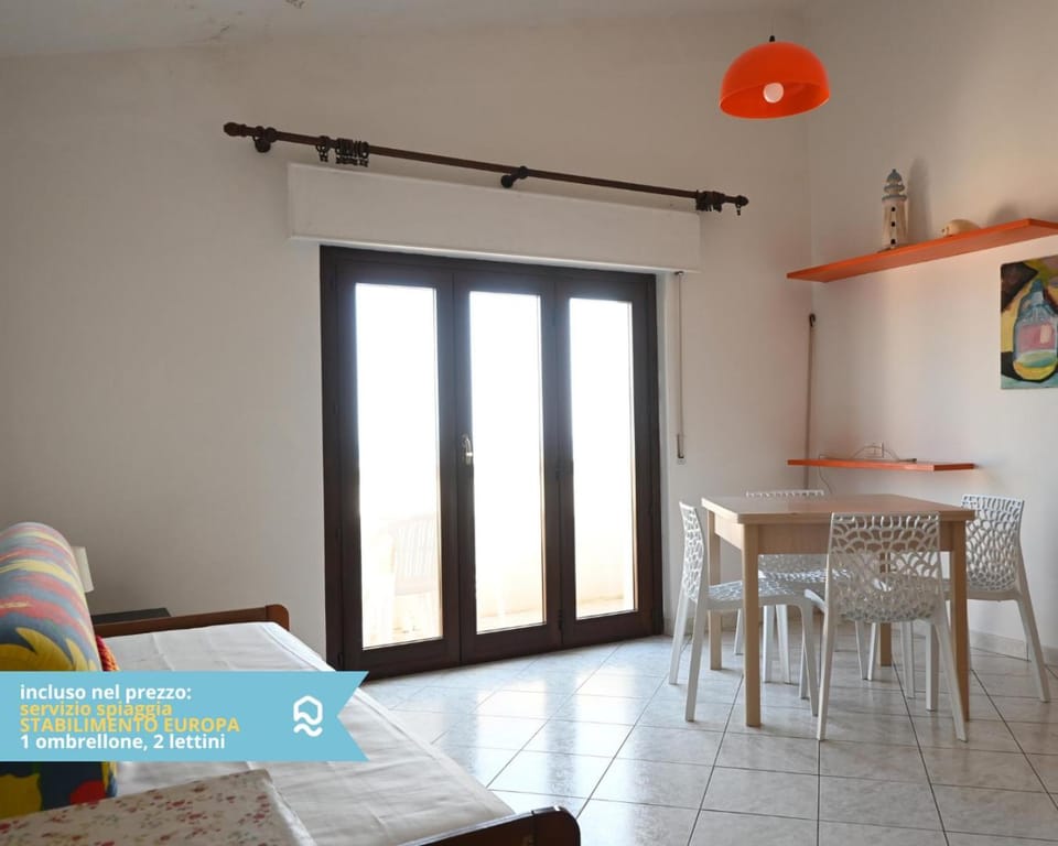 RS323 - Marcelli, bilocale fronte mare con spiaggia inclusa Apartment in Marcelli