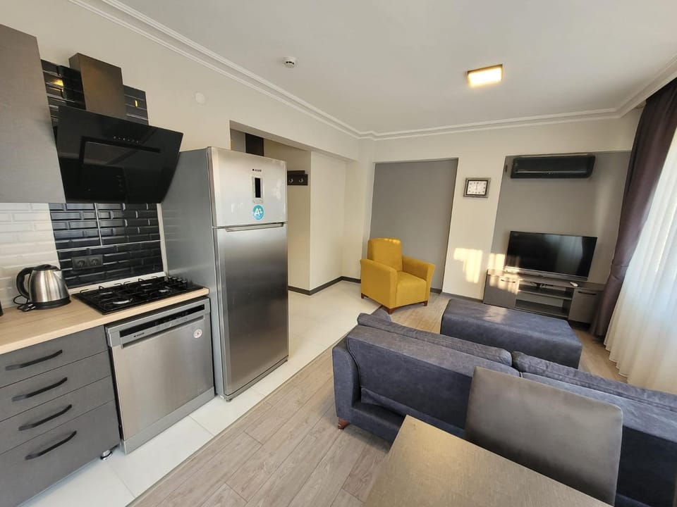 Coffee/tea facilities, Kitchen or kitchenette, Living room, Seating area, Dining area, stove