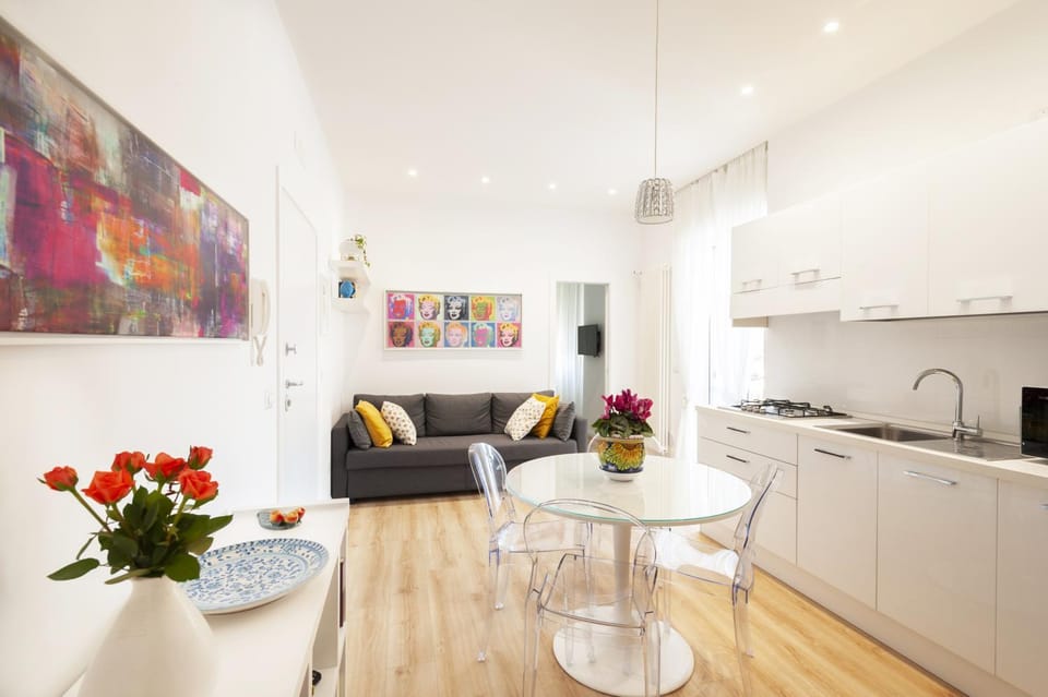 Kitchen or kitchenette, Living room, Seating area, Dining area, Communal kitchen