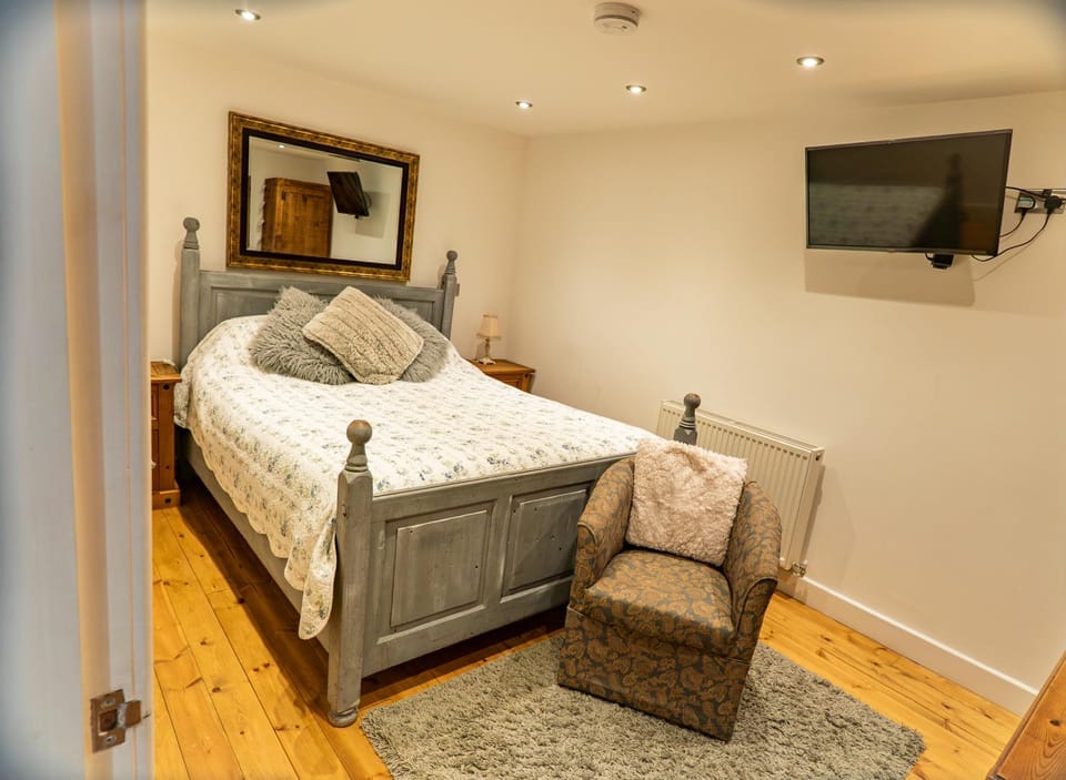 Pine cottage with private hot tub Apartment in Staffordshire Moorlands District