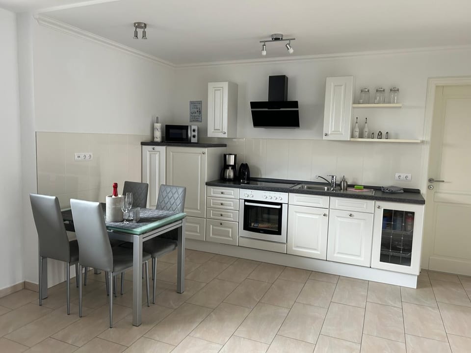 Coffee/tea facilities, Kitchen or kitchenette, Dining area, minibar, pet friendly, stove, toaster