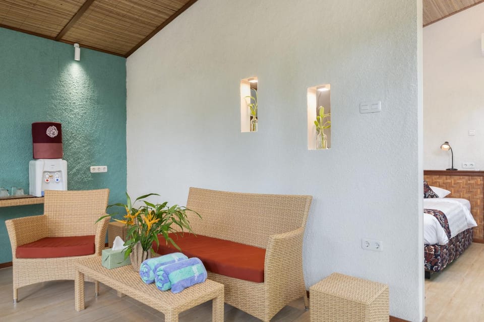 Bed, Living room, Seating area, towels