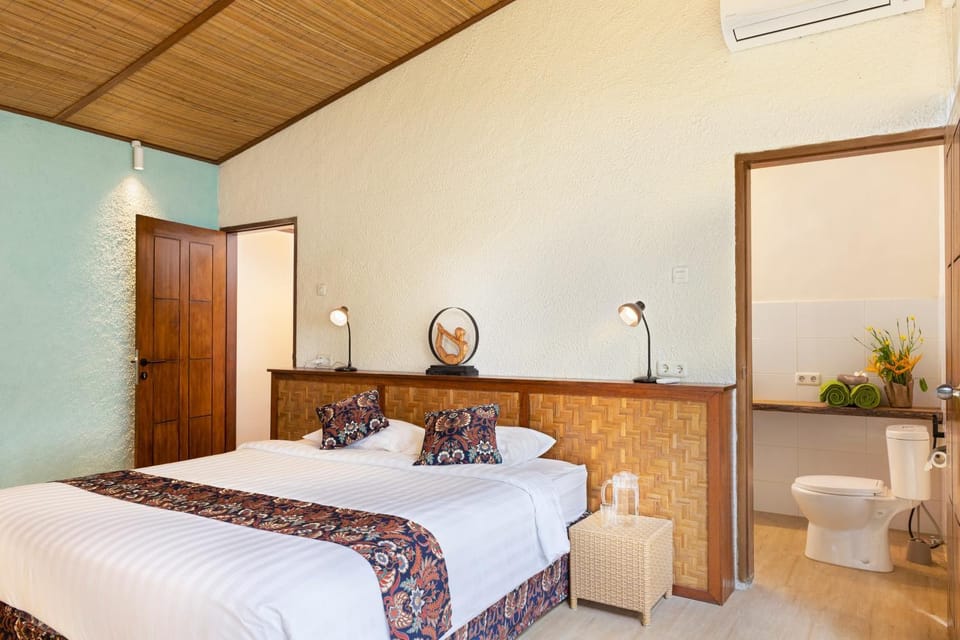 Toilet, Bed, Bathroom, Bedroom