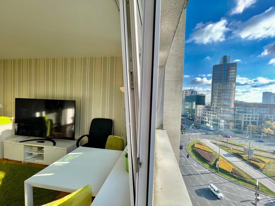 Super Apartament GREEN Rondo ONZ Metro NOWE Wifi 300 Mb/s AirCondition Netflix Spotify Apartment in Warsaw