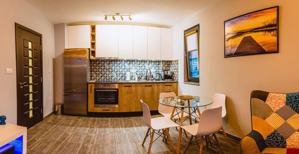 Kitchen or kitchenette, Dining area