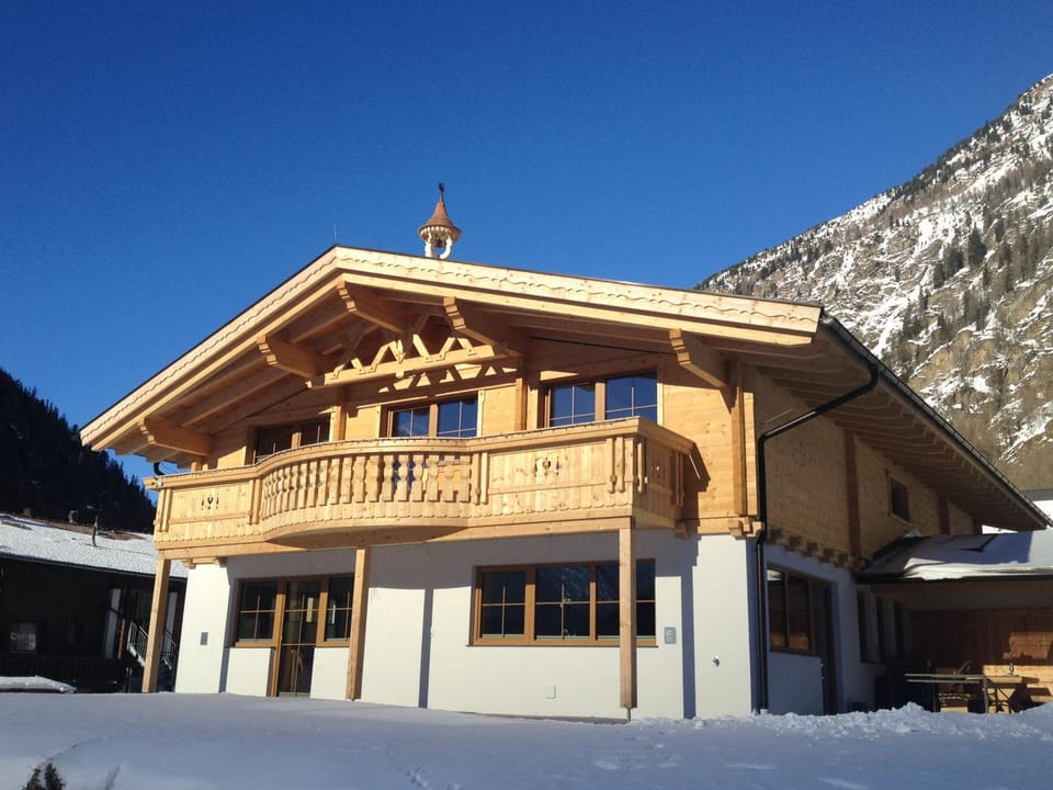 Facade/entrance, Winter