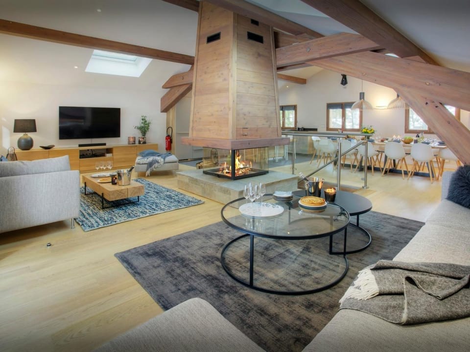 Communal lounge/ TV room, TV and multimedia, Living room, Seating area, Evening entertainment