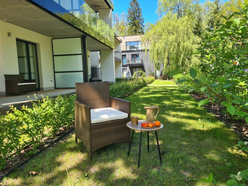 Property building, Spring, Day, Natural landscape, Garden, Seating area, Dining area, Garden view