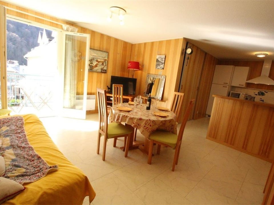 Appart. central 6/7 pers. à Bagnères-de-Luchon avec parking et animaux admis - FR-1-313-171 Apartment in Catalonia